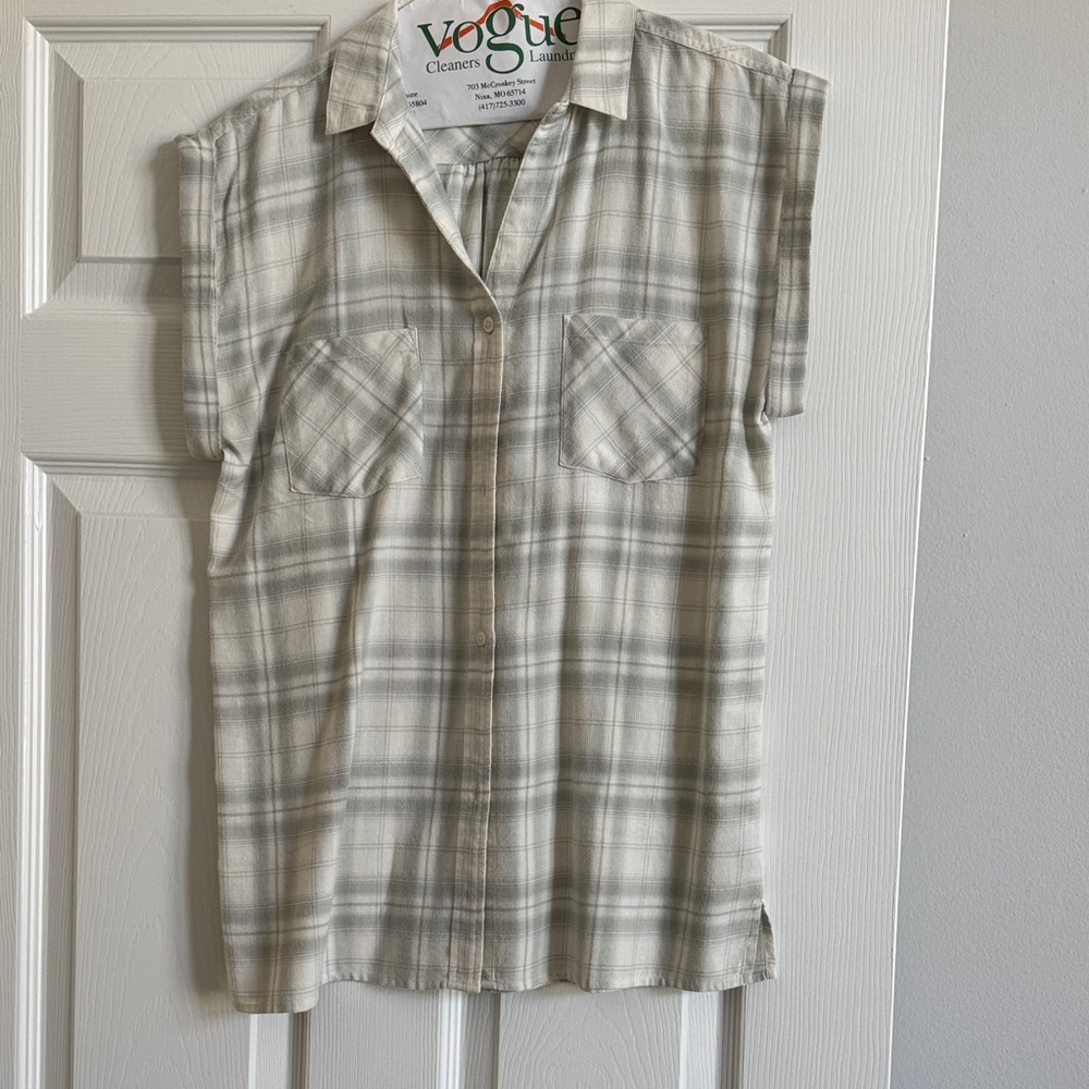 UNTUCKit Light Gray Plaid Sleeveless Blouse